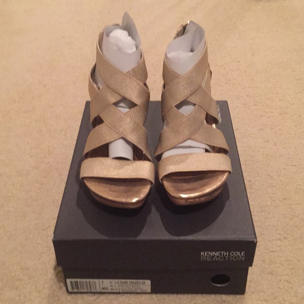 Size 7 Kenneth Cole Reaction is wedge sandal.